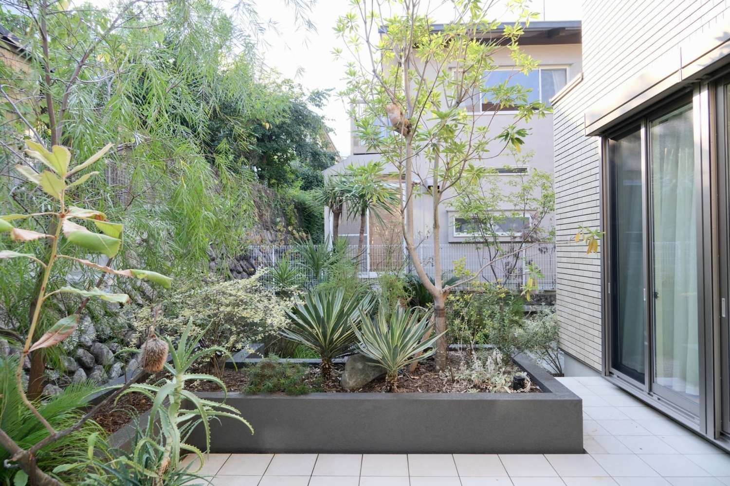 大阪　宝塚市　ガーデン　タイルテラスの庭 